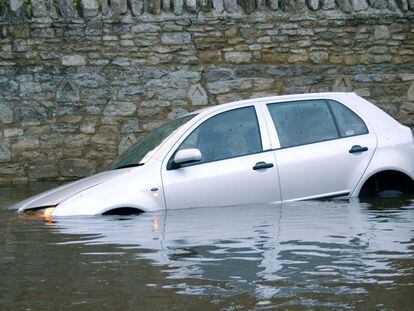 How to get out of a sinking car: Tips that can save your life 