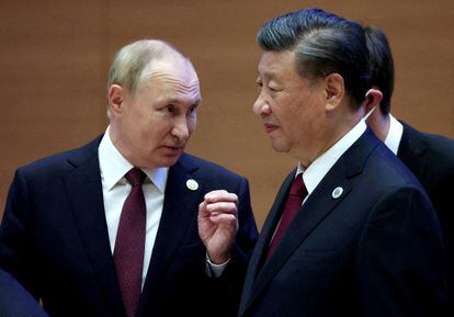 Russian President Vladimir Putin speaks with Chinese President Xi Jinping before an extended-format meeting of heads of the Shanghai Cooperation Organization summit (SCO) member states in Samarkand, Uzbekistan September 16, 2022.