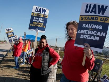 Striking United Auto Workers members Laura Zielinski and Aisha Cochra hold their strike signs outside the Stellantis Jeep plant in Toledo, Ohio, U.S. September 19, 2023.