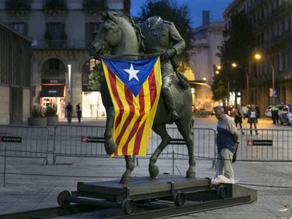 The Franco statue with a Catalan independence flag.