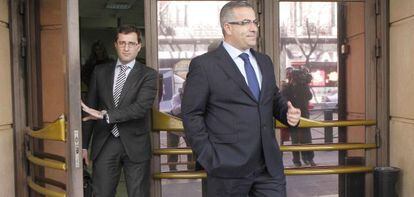 Businessman and lawyer &Aacute;ngel de Cabo (right) leaves the High Court last February.