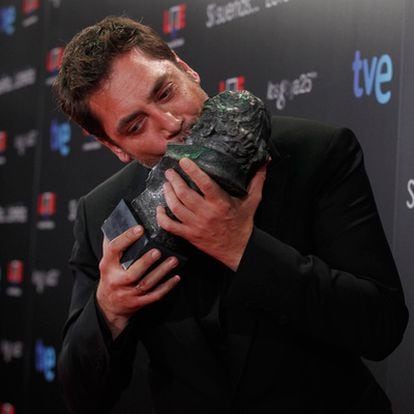 Javier Bardem kisses his best-actor Goya for his work in <i>Biutiful</i>.