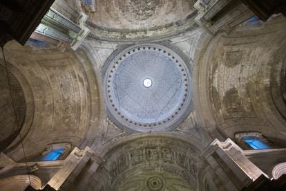 There is an evident contrast between the dome of the cathedral, which has been restored and is now free from falling rubble, and the lateral vaults, which are crumbling.