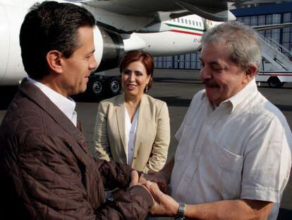 Enrique Pe&ntilde;a Nieto (l) and Social Development Secretary Rosario Robles (c) welcome former Brazilian President Luiz In&aacute;cio Lula Da Silva to Mexico on April 19.