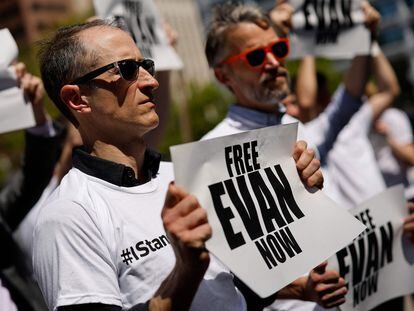 Journalists and members of the Independent Association of Publishers' Employees a rally to call for release of 'Wall Street Journal' reporter Evan Gershkovich.