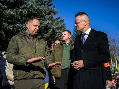 Andrii Yermak, chief of staff of the Ukrainian presidency (left), and Hungarian Foreign Minister Péter Szijjártó, on Monday in Uzhhorod.
