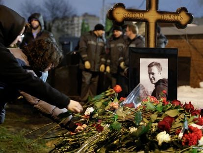 People lay flowers at the grave of Russian opposition politician Alexei Navalny following his funeral at the Borisovskoye cemetery in Moscow, Russia, March 1, 2024.