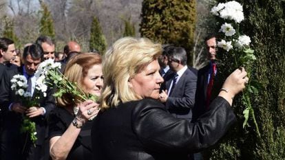 AVT President Ángeles Pedraza places the first bouquet in honor of the victims of the Madrid train bombings.