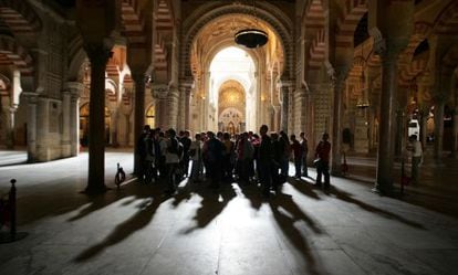 Visitors inside the Mosque-Cathedral of C&oacute;rdoba.