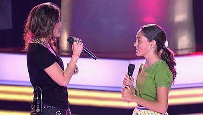 Spanish pop star Malú duets with a young contestant on 'La Voz Kids.'
