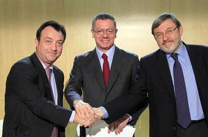 Gallardón, his deputy Manuel Cobo and Socialist Jaime Lissavetzky join hands at Wednesday's press conference to announce Madrid's bid for the 2020 Olympics.