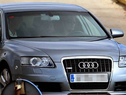 Catalan parliament speaker Carme Forcadell (c) is driven away from the Alcal&aacute; Meco prison in Madrid on Friday.