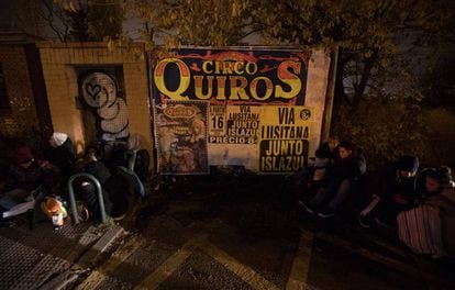Migrants wait in line outside the Aluche police station.