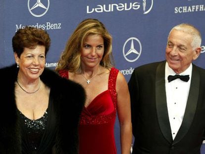 Arantxa Sánchez Vicario (c) with her parents, Emilio and Marisa, in 2007.