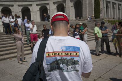 A protester wears a t-shirt with the slogan: “Do not touch the Valley.”