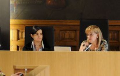 Montserrat Triana Martínez (l) with Isabel Carrasco.