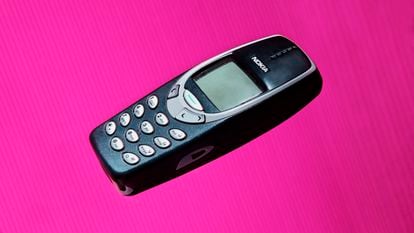 ‘Dumbphones’ make a comeback: ‘No one calls me anymore’