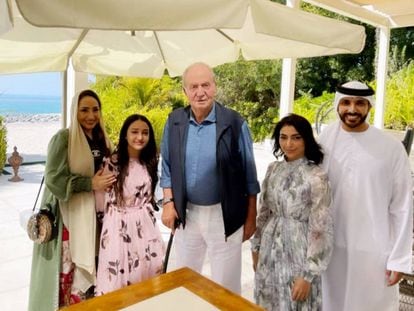 Juan Carlos I (c) mit Rennfahrerin Amna Al Qubaisi (2. r) und ihrer Familie im Haus des ehemaligen Monarchen auf der Insel Zaya Nurai.