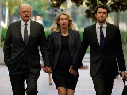 Theranos ex-CEO Elizabeth Holmes arrives at federal court with her father, Christian Holmes IV, and partner, Billy Evans, in San Jose, California.