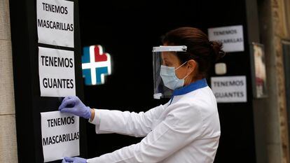 A pharmacist in Barcelona puts up a sign with the message “we have face masks.”