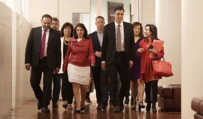 Socialist leader Pedro Sánchez and party deputies in Congress.
