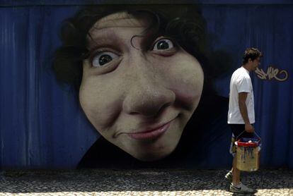 Graffiti artist Jaime in front of a mural outside Lisbon&#039;s J&uacute;lio de Matos psychiatric hospital. 