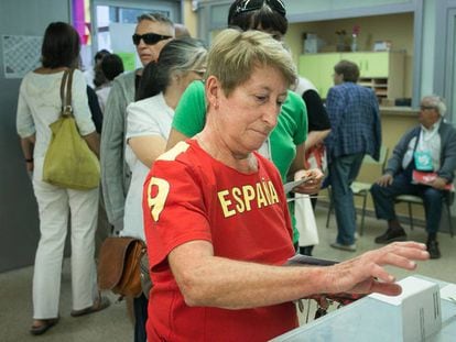 A woman votes in the Catalan regional elections in 2015.