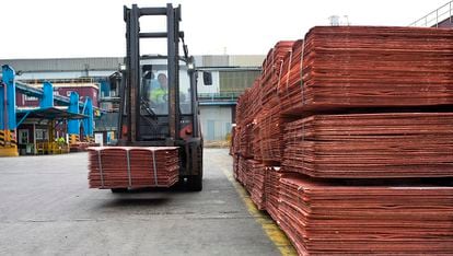 A worker transfers sheets of copper in the Atlantic Copper complex in Huelva.