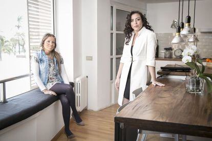 María Clemente (right), a psychologist specializing in neurorehabilitation, and Eva, one of Tandem Team's sexual assistants