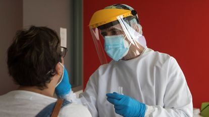 A health worker carries out a PCR test in Zaragoza, Aragón, where a sharp rise in coronavirus cases has been detected.
