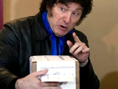 Javier Milei votes in the elections on October 22 in Buenos Aires.