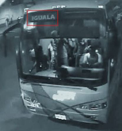 A still from security footage of the “fifth bus” at the main terminal in Iguala on the night of the crime. A few students can be seen inside the vehicle. The image appears in the OAS report but not in the Attorney General’s Office files.