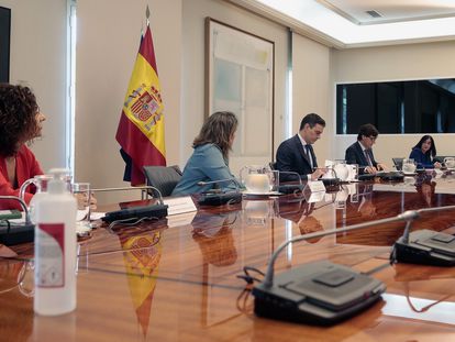 Prime Minister Pedro Sánchez (third from right) during Sunday’s video call with Spain’s regional chiefs.