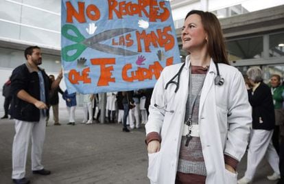 Staff and patients celebrate the U-turn on privatization plans outside Madrid&#039;s Hospital Infanta Leonor on Tuesday. 