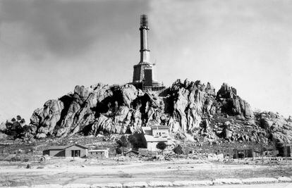 Work on the Valley of the Fallen was expected to take just a year to complete. But the building process faced many difficulties and the monument was not completed until 1959. This is a image of the building work on the Valley of the Fallen from November 1952. At the top, you can see part of the great cross that would crown the monument.