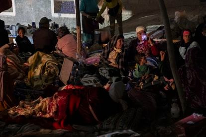 Children and women prepare to spend the night in Mulay Brahim. 