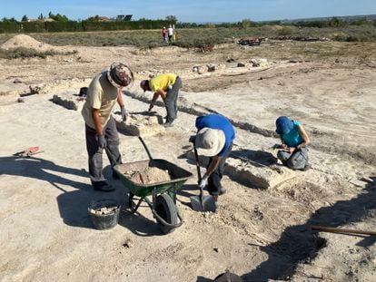 Archaeologists excavating the forum at La Cabañeta