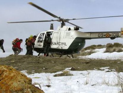A Civil Guard rescue unit searches for a hiker in Sierra Nevada (Granada) in 2009.