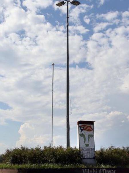Roundabout with the missing flag in Vilobí d´Onyar.