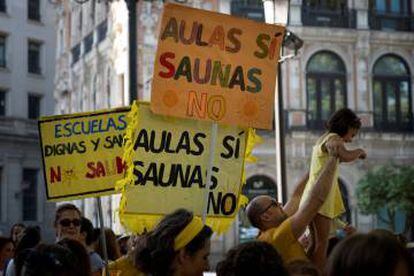 A protest in Seville against excessive heat inside the classrooms.