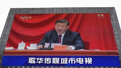 A giant screen reproduces  Xi Jinping's speech on the occasion of the centenary of the youth of the PCCh.