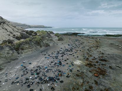 Cajas plásticas sobre una de las playas de la Península Valdés, en la provincia de Chubut (Argentina), en abril de 2023.