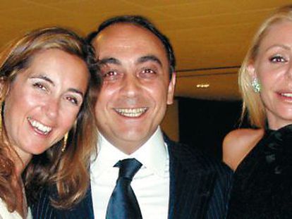 Giovanni Carenzio with Mónica Cembro (left) and Elisabetta Caltagirone at a dinner he organized in 2007.