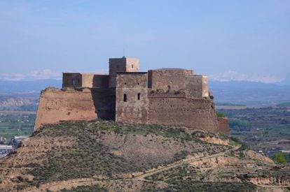 Built by the Arabs in the 10th century, Monzón’s fortress was captured by the Spanish Christians and later given to the Knights Templar, who educated future king James I the Conqueror here. Legend has it that on certain nights in May, a figure robed in white can be heard crying out – it is the last commander of the castle, who had to hand it over when the Templars were disbanded by order of Philip V of France in 1312.