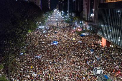 Supporters of Lula gather on the Paulista Av. after he defeated incumbent Jair Bolsonaro.