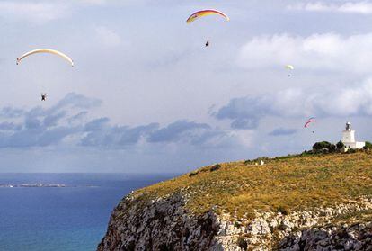 Paragliders at the Cape of Santa Pola Lighthouse, with the island of Tabarca in the background (Alicante).