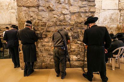 Ortodoxos judíos rezan en el muro de las lamentaciones en Jerusalén.