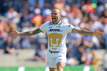 Brazilian soccer player Dani Alves, during a match with the Pumas, in Mexico City.
