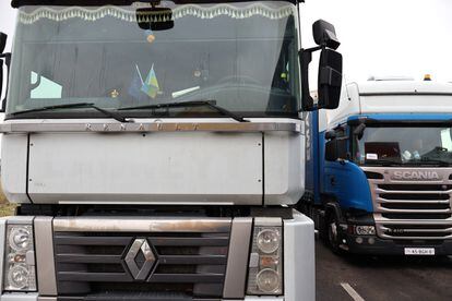 A truck with the flags of Ukraine and the EU at the Medyka border point on November 26.
