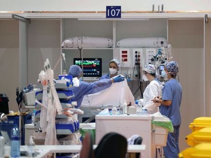 Health workers in the intensive care unit of a Central University hospital in Asturias.